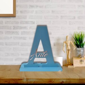 Personalizirano drveno slovo s imenom na stalku.