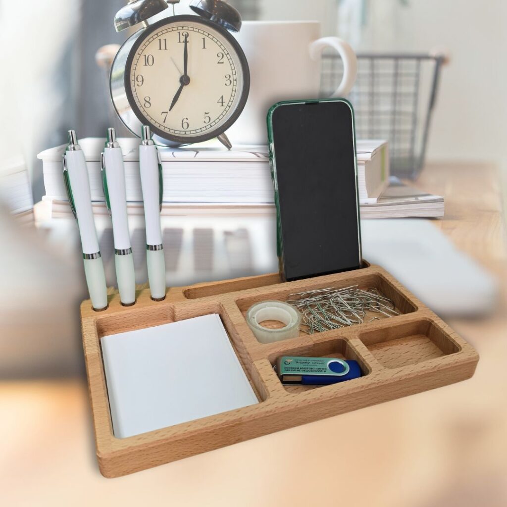 Poklon za šefa uredski organizator na stolu