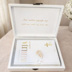 Bijela drvena kutija s Biblijom